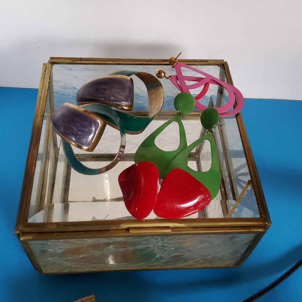 Bundle of four Metal pierced earrings. - Picture 3 of 7